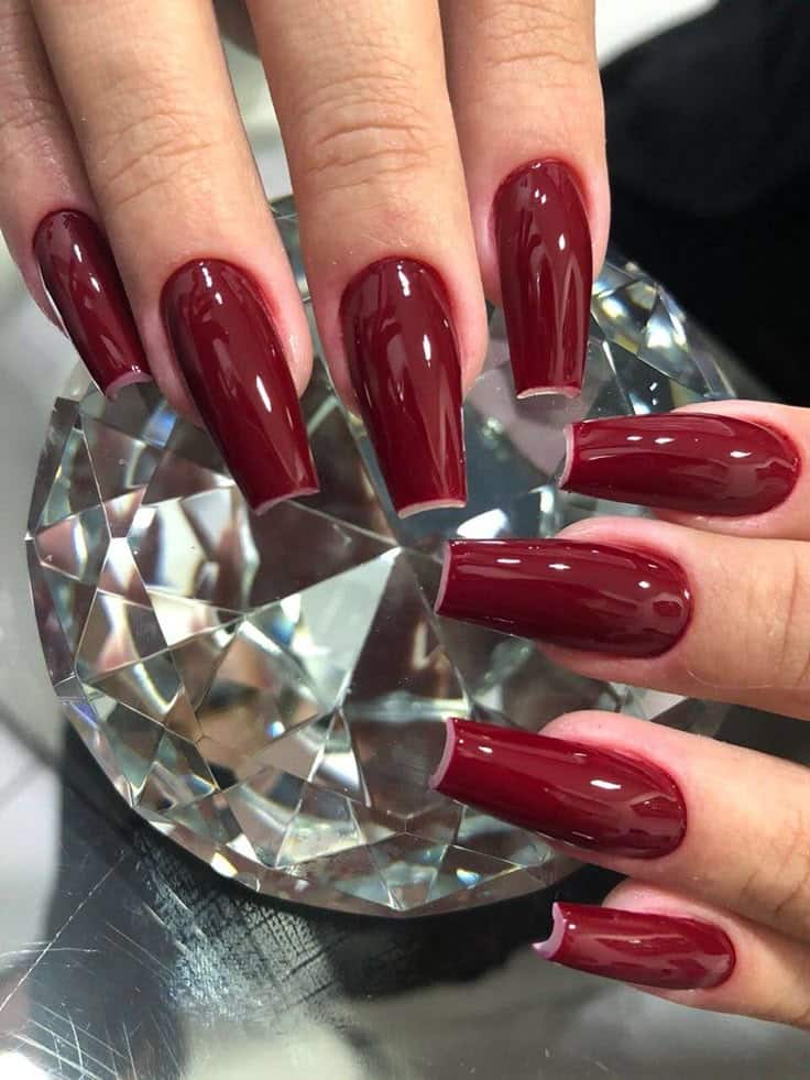 Unhas pintadas com esmalte vinho, uma cor sofisticada e marcante, ideal para qualquer estação do ano.