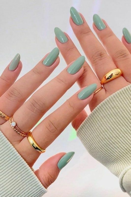 Unhas pintadas com esmalte verde suave, uma cor fresca e moderna, perfeita para todas as estações.