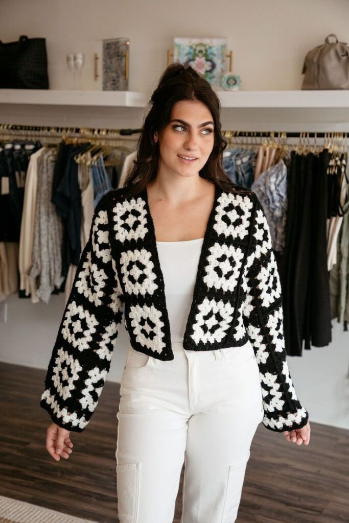 Casaco de crochê preto e branco com quadrados geométricos em look casual