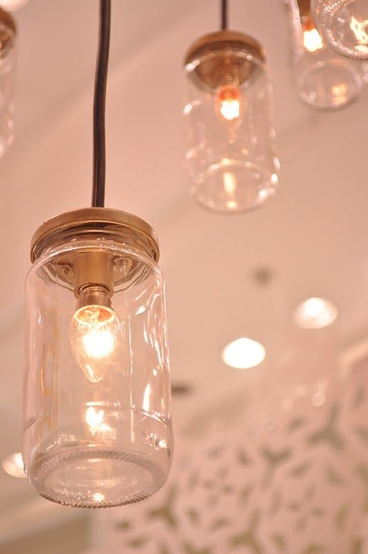 Luminária artesanal feita com pote de vidro reaproveitado e lâmpada de filamento.