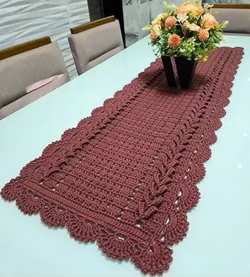 Caminho de mesa de crochê em ponto concha, ideal para decoração de mesas.