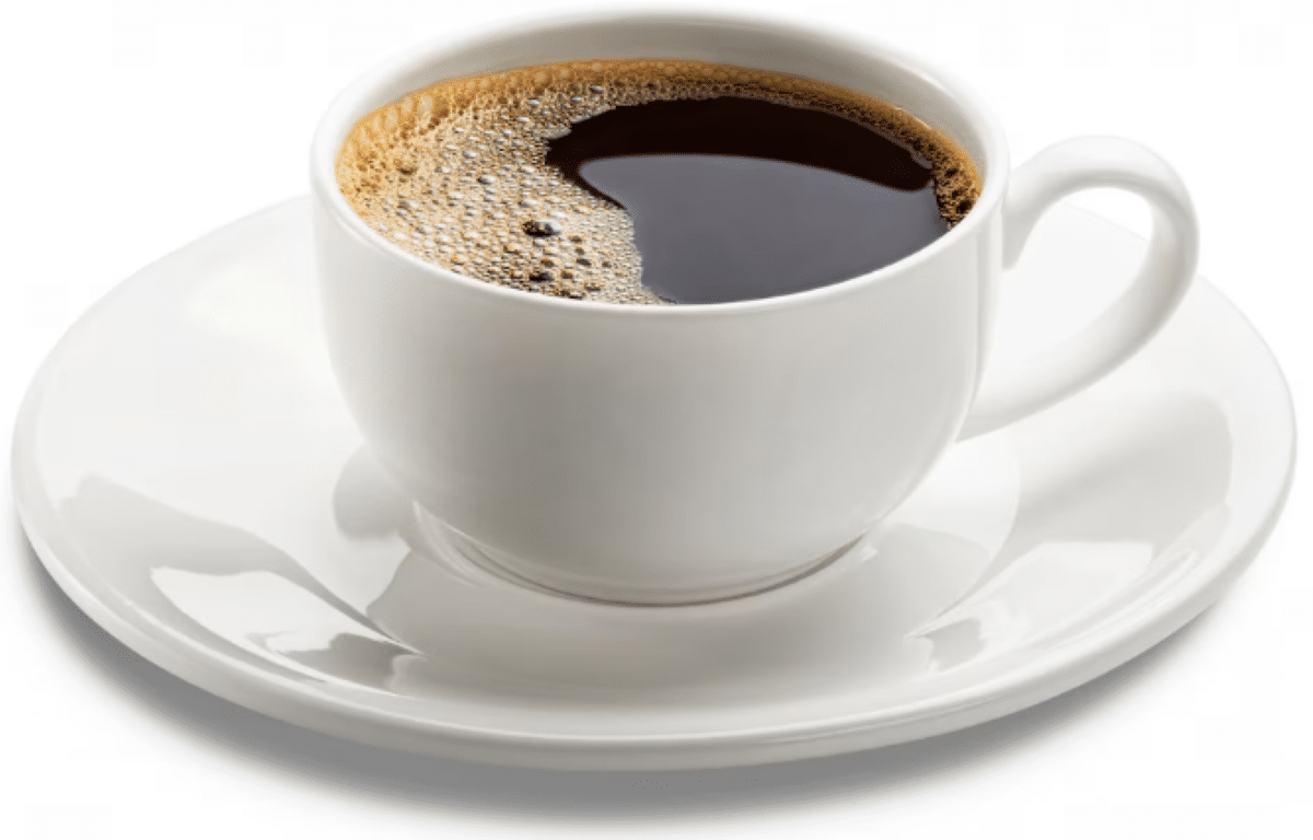 Xícara branca com café preto quente servida em pires sobre fundo claro