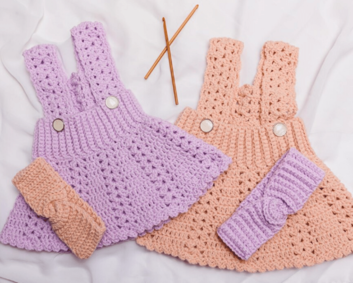 Dois vestidos de crochê infantil em tons pastel lilás e salmão com faixas combinando