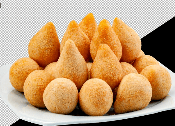 Coxinhas com massa de milho, crocantes e recheadas, típicas das festas juninas.