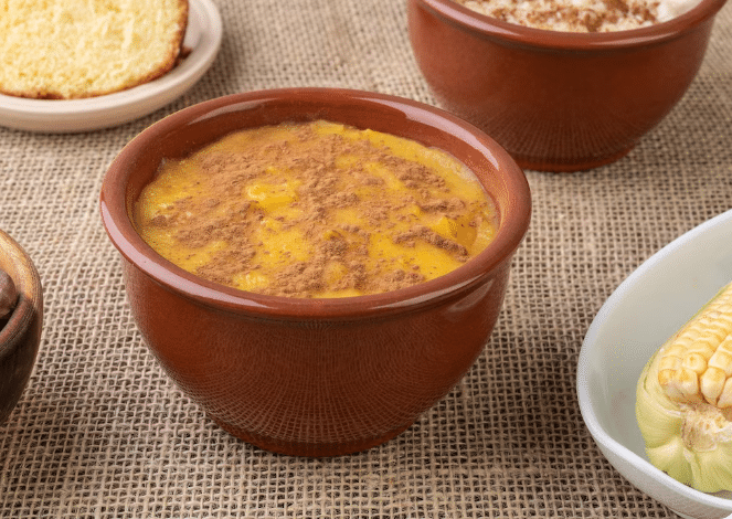 Canjica fit servida em tigela, uma opção saudável para as festas juninas.