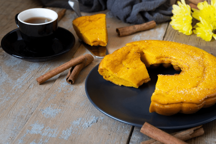 Bolo de milho saudável servido com canela, uma opção deliciosa para as festas juninas.