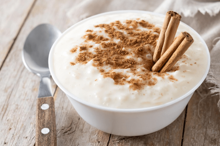 Arroz doce fit servido com canela em pó, uma opção saudável e deliciosa para as festas juninas.
