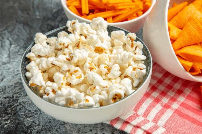 Pipoca saudável servida em tigela, uma opção deliciosa e leve para as festas juninas.