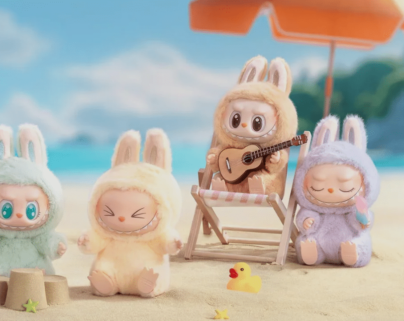 Bonecos labubus fofos em trajes de coelho curtindo o verão na praia, com um boneco tocando violão.