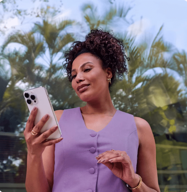 Mulher usando smartphone, simbolizando o uso do chip físico da NuCel do Nubank.