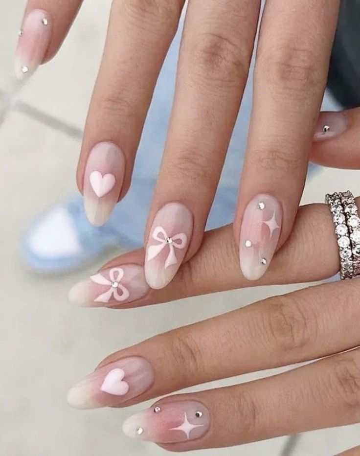 Unhas decoradas com laços e corações delicados para o Dia dos Namorados