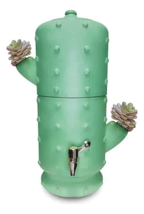 Filtro de barro verde no formato de cacto, decorado com detalhes florais
