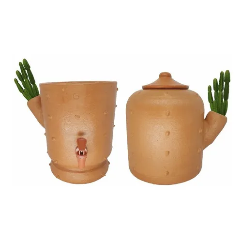 Filtro de barro marrom no formato de cacto com detalhes coloridos, ideal para decoração de festa junina.