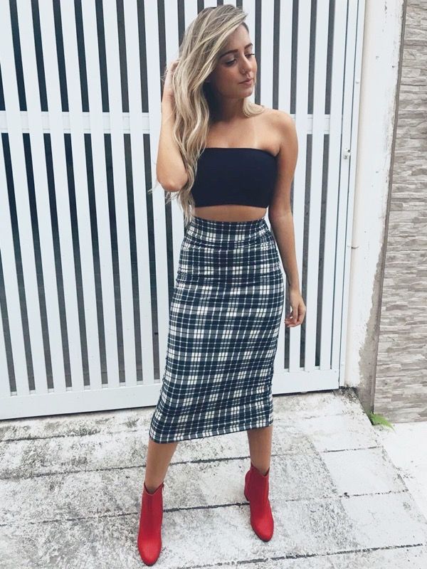 Look junino com saia midi xadrez em estilo romântico e cropped faixa preto