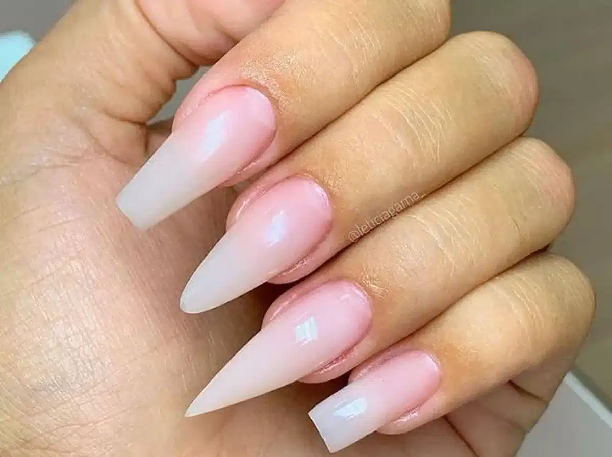 Vários formatos de unhas modernos e sofisticados.