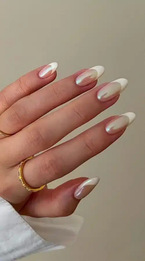 Unhas francesinha com efeito veludo, base suave e pontas foscas brancas.