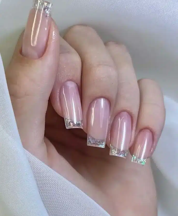Unhas com efeito Glass Nails, mostrando a aplicação de acabamento de vidro nas pontas para um visual moderno e sofisticado.