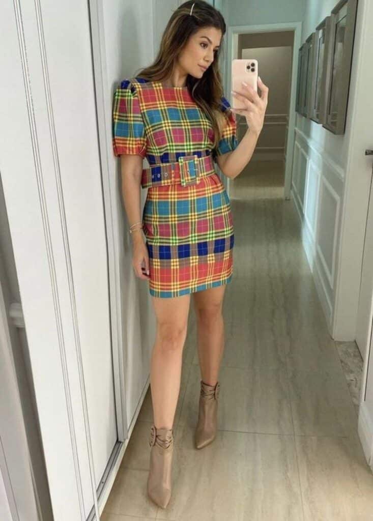 Vestido xadrez colorido com manga bufante e cinto largo, ideal para look junino 2025