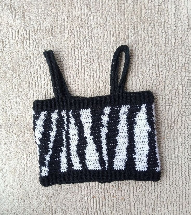 Blusa de crochê com estampa de zebra em preto e branco, com alças finas.