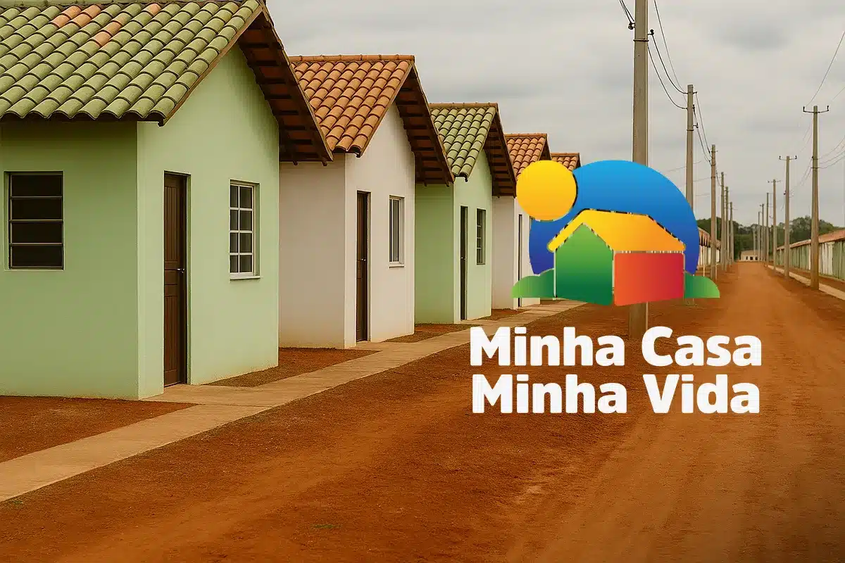 Casas do programa Minha Casa Minha Vida em rua com casas populares e logo do programa