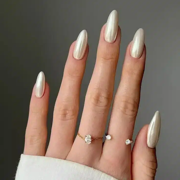 Unhas de tom off white perolado com anéis delicados para o inverno