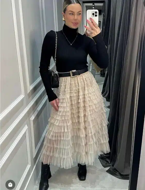 Look sofisticado com saia midi de tule e botas de cano curto, perfeito para um estilo elegante e versátil.