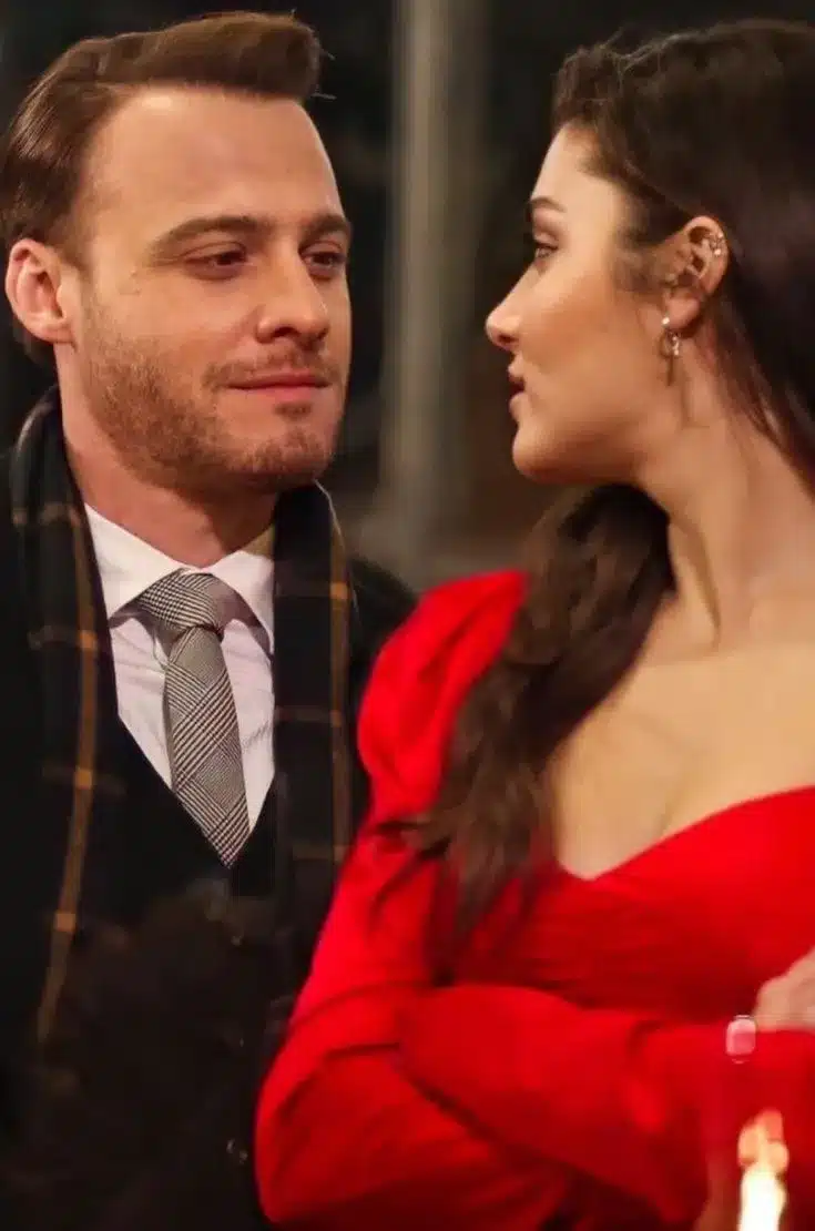 Serkan e Eda se olhando com carinho na série 'Será Isso Amor?