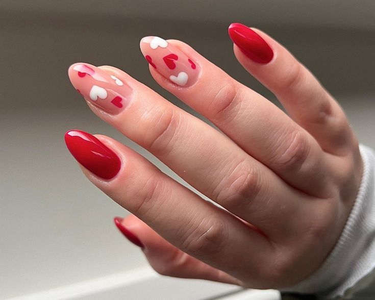 Unhas decoradas com corações vermelhos e brancos para o Dia dos Namorados