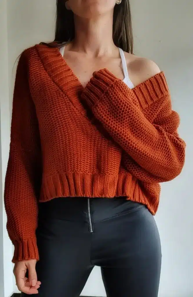 Suéter de crochê oversized terracota em modelo casual, perfeito para os dias mais frios.