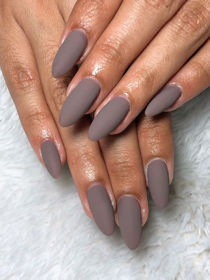 Unhas redondas com esmalte fosco em tom nude acinzentado