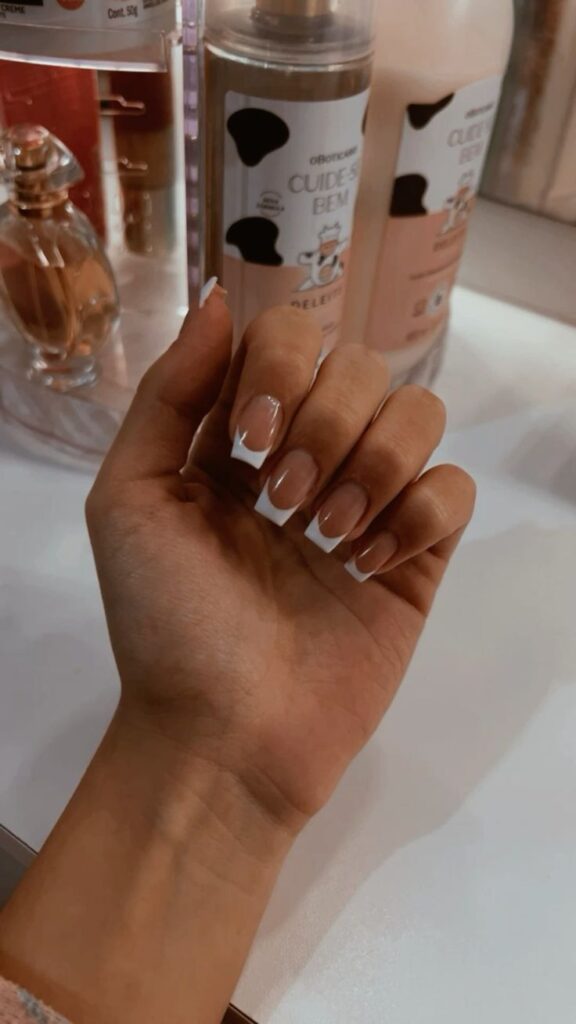 Unhas decoradas no estilo francês com esmalte nude mocha mousse