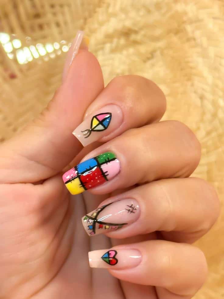 Unhas decoradas com balões, bandeirinhas e estampa colorida para festa junina