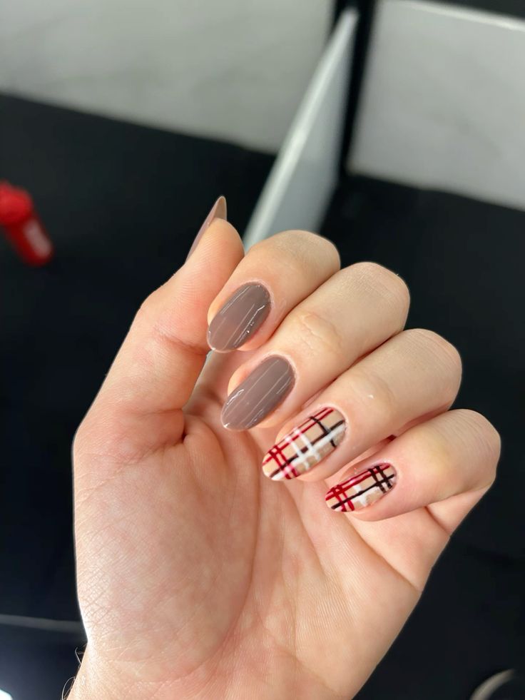 Unhas de festa junina com decoração xadrez criativa