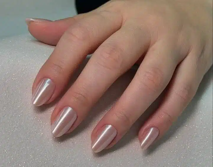 Unha curta em formato oval elegante, ideal para quem trabalha com teclado.