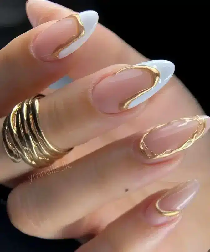 Unhas em 3D com detalhes dourados e formato elegante, destacando o design moderno e criativo.