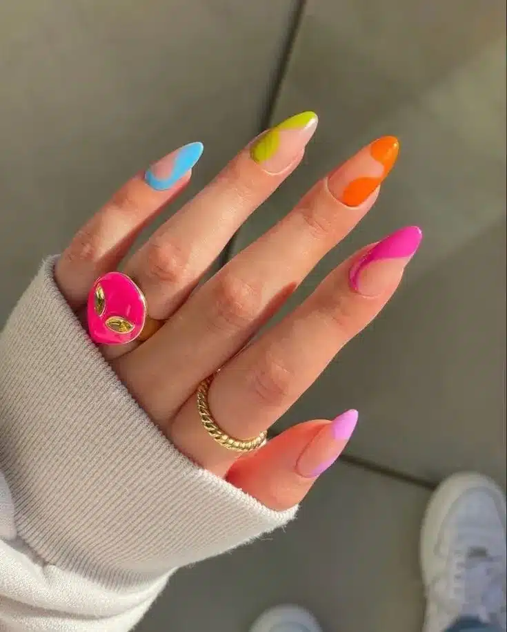 Unhas com design moderno e supercolorido, com cores vibrantes e formas geométricas.