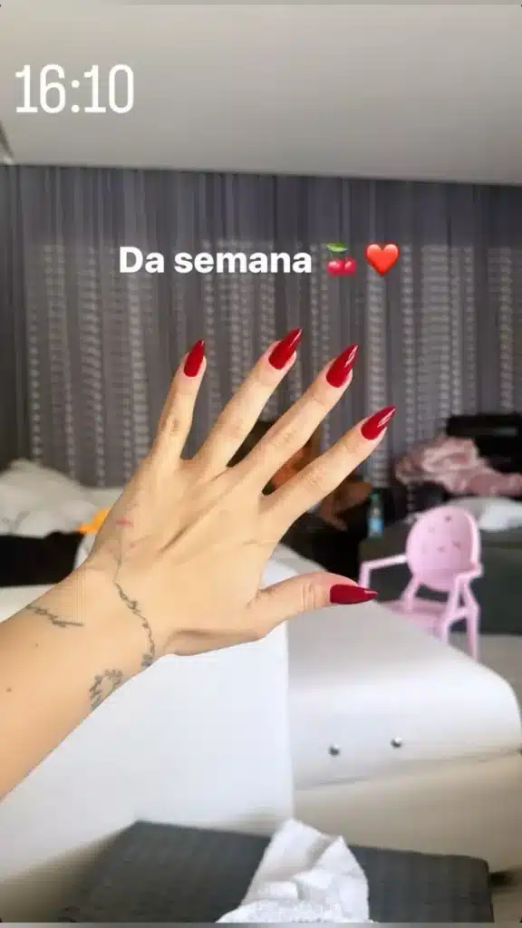 Unhas vermelhas vibrantes de Virgínia Fonseca, destacando ousadia e alegria com um visual arrojado e marcante.