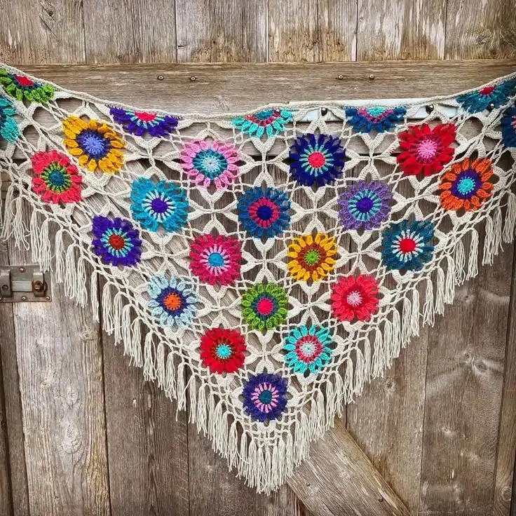 Xale com flores aplicadas em crochê colorido