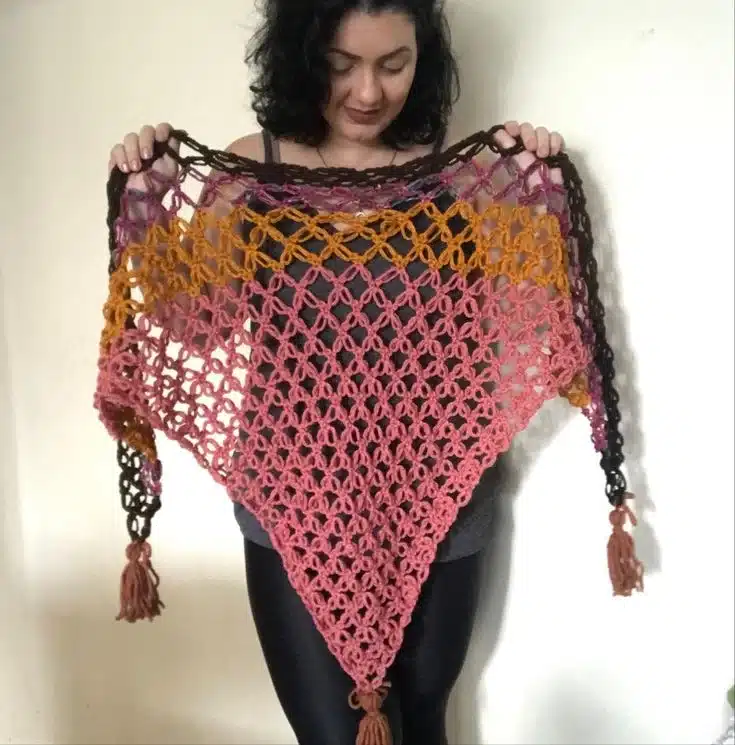 Xale de crochê ponto segredo com franjas coloridas