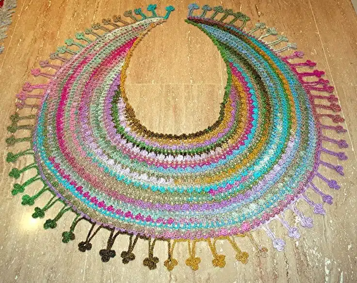 Xale em meia-lua com várias cores em crochê