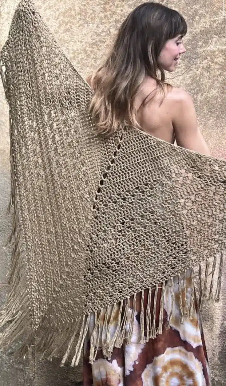 Xale triangular clássico em crochê com franjas