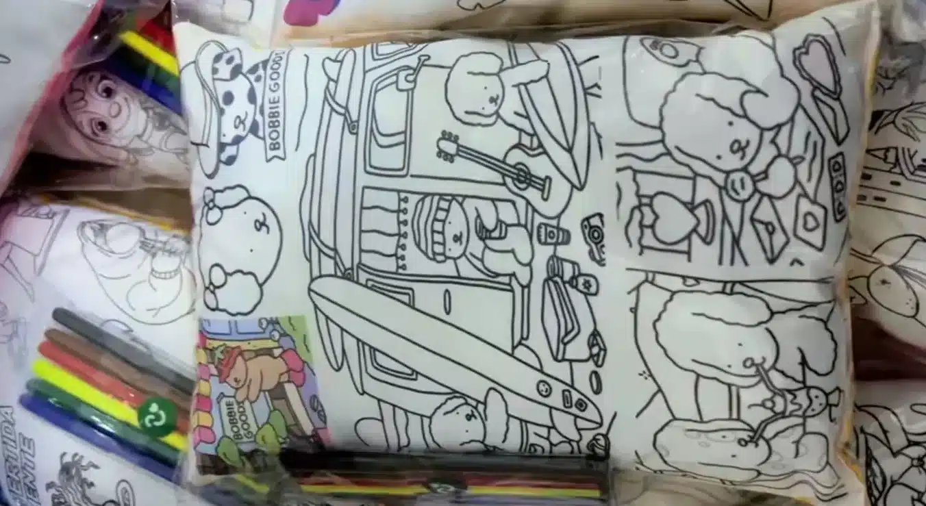 Almofadas para colorir com desenhos inspirados em Bobbie Goods