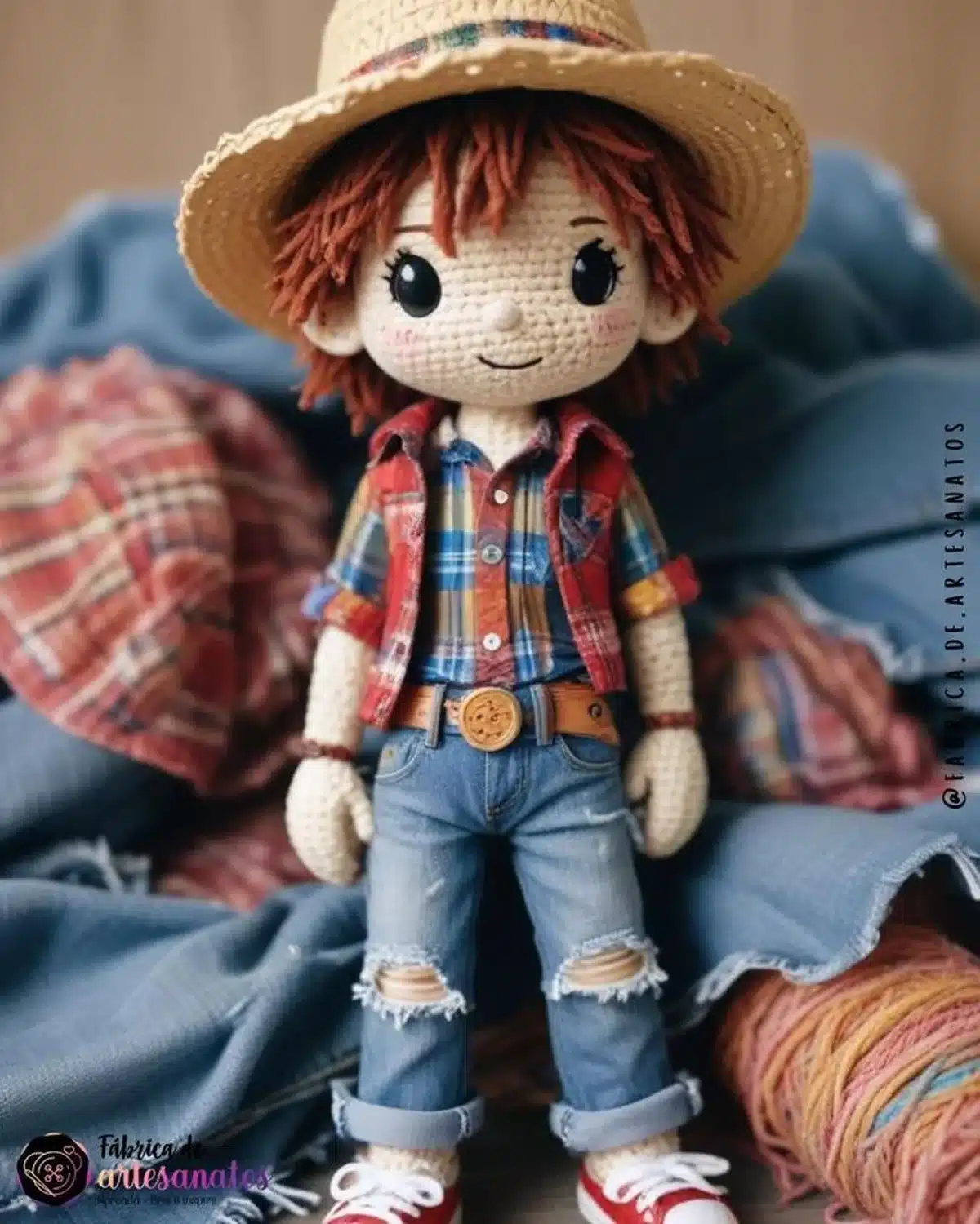Boneco amigurumi do Conrado com roupas juninas modernas e detalhes em jeans e xadrez