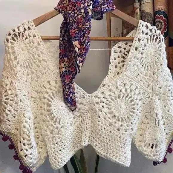 Blusa boho de crochê com pontos abertos e caimento leve