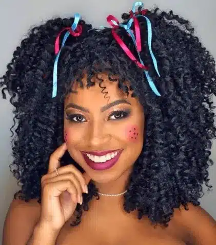 Maquiagem junina com blush marcante e fitas coloridas no cabelo, perfeita para festas de São João.