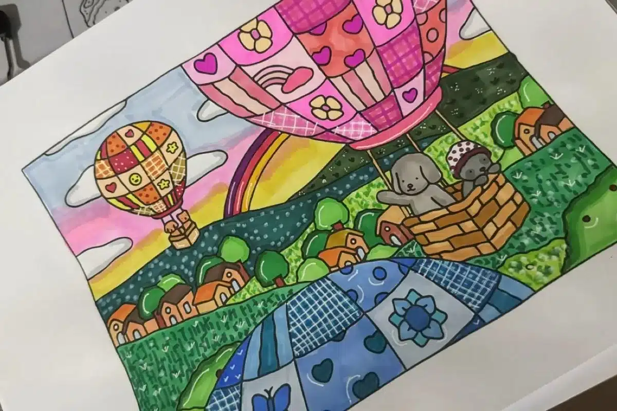 Arte adorável com balões de ar quente e paisagem colorida, com animais fofos em cestas, estilo alegre e infantil.