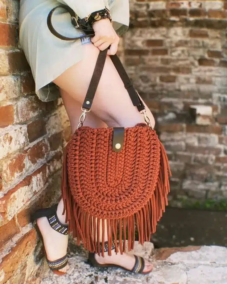 Bolsa boho de crochê com franjas e alça de couro