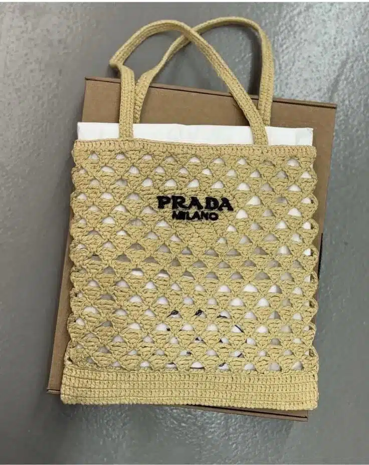 Bolsa de crochê Prada Milano de luxo com design elegante em tom bege, com logo preto.