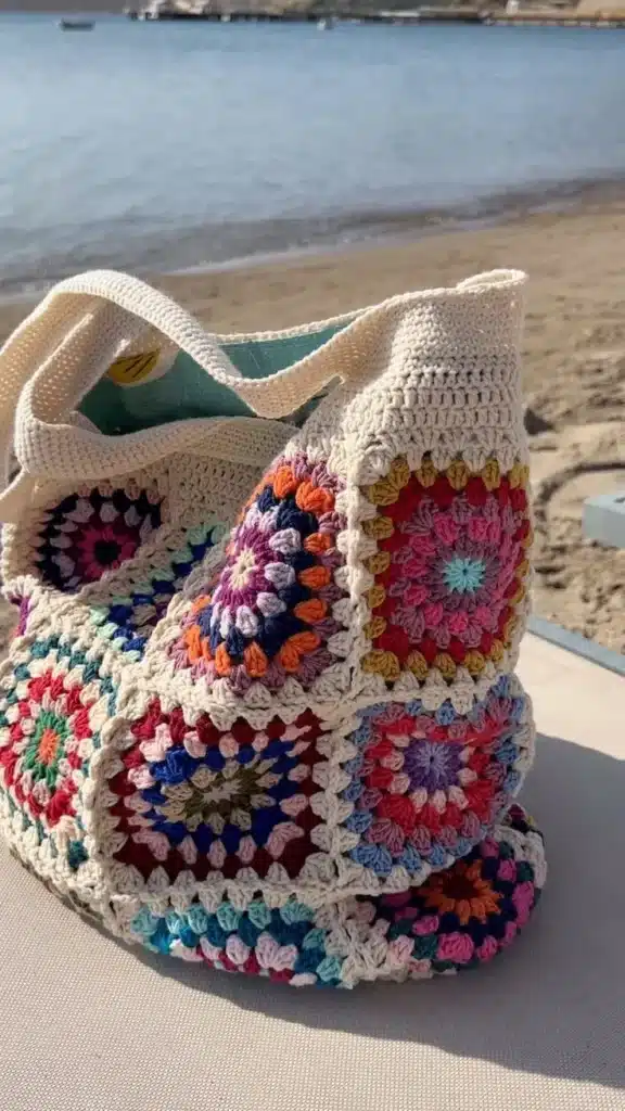 bolsa shopper em crochê com cores vibrantes e design clássico, ideal para o dia a dia.