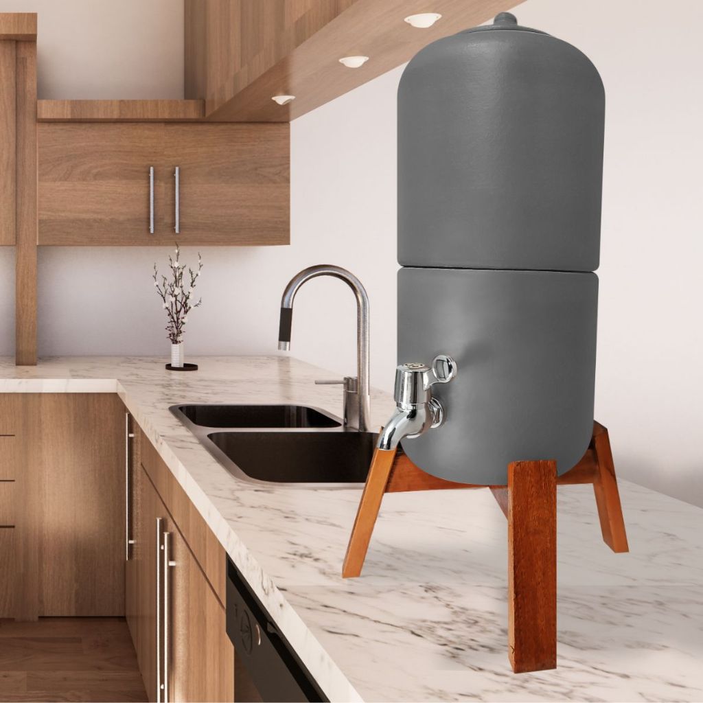 Filtro de barro cinza moderno com suporte de madeira, perfeito para decoração de cozinha.